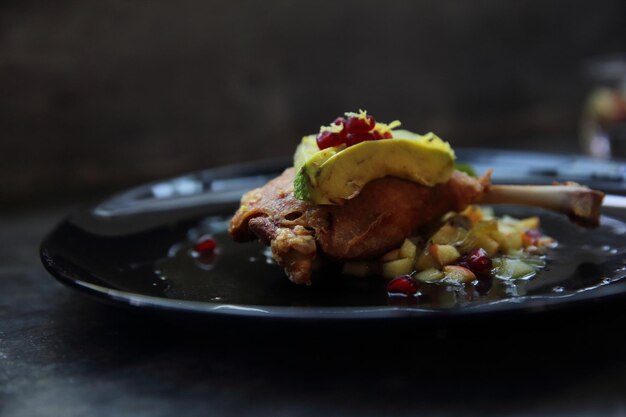 Confit de pato en comida de tono negro