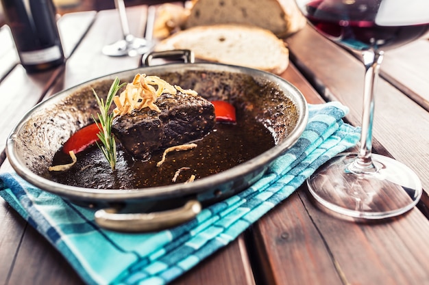 Confit Rindersteak mit Sauce Röstzwiebelbrot Rotwein und Deko