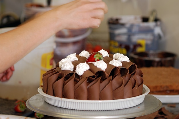 Confitería, hacer pastel de chocolate.