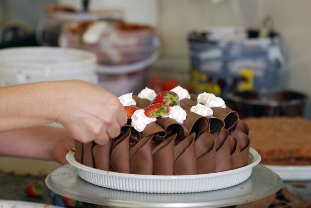 Confitería, hacer pastel de chocolate.