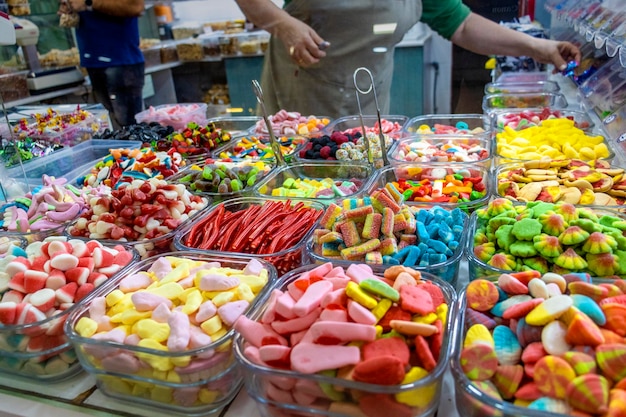 Confitería en pantallas Tienda de golosinas en un mercado español