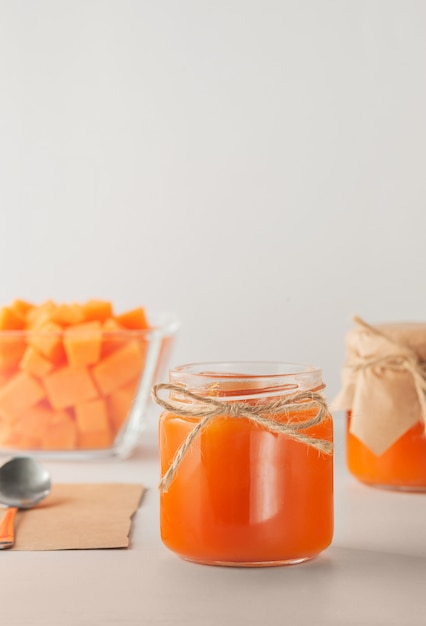 Confitura de calabaza en el gris claro.