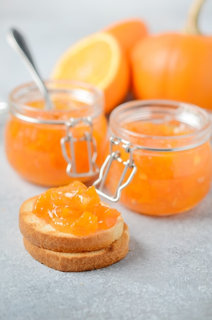 Confitura casera de calabaza y naranja en frascos.