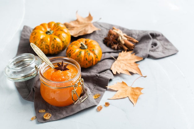 Confitura de mermelada de calabaza de otoño con especias