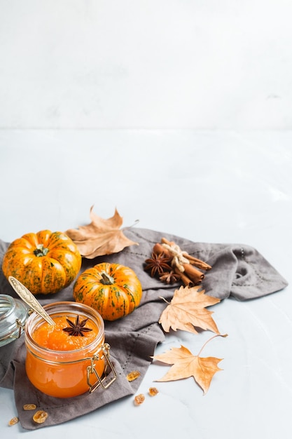 Confitura de mermelada de calabaza de otoño con especias