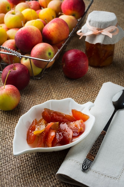 Foto confitura de rodajas de manzana casera