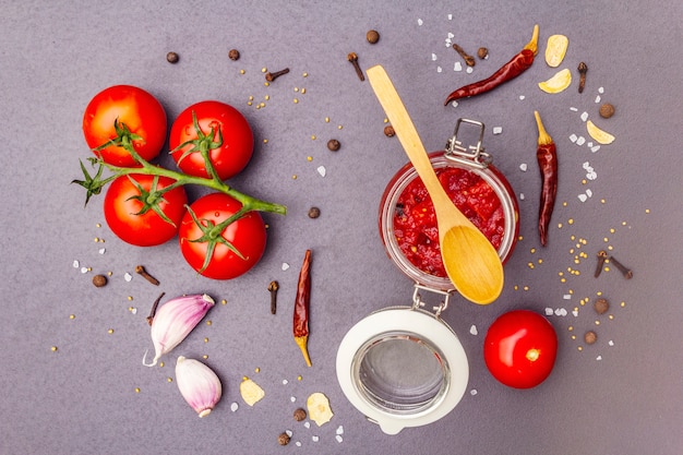 Confitura de tomate, mermelada, chutney, salsa. Concepto de preservación casera