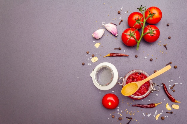 Confitura de tomate, mermelada, chutney, salsa. Concepto de preservación casera