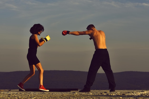 Conflicto en concepto de relación, pareja peleando en guantes de boxeo