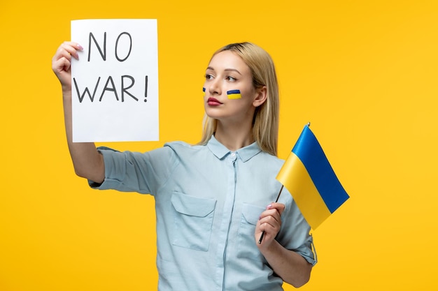 Conflicto ucraniano ruso joven linda chica con bandera ucraniana en las mejillas con bandera y no firmar guerra