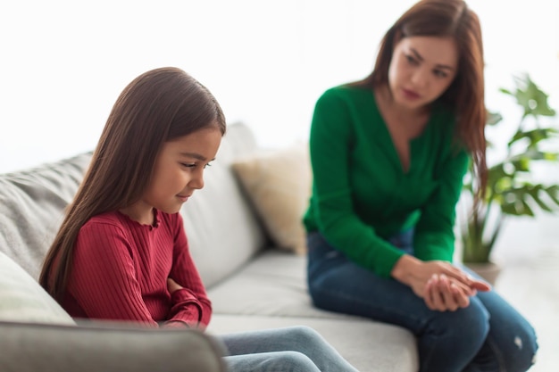 Conflito Familiar. Triste filha negra e mãe após briga