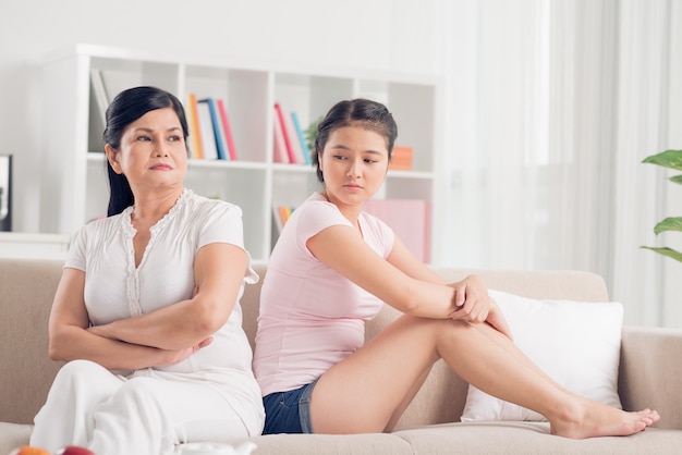 Conflito feminino em família