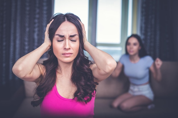 Conflitos entre amigos A briga de duas meninas