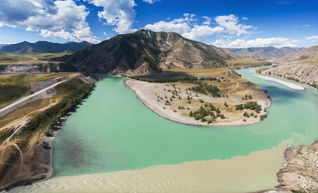 La confluencia de dos ríos katun y chuya el famoso lugar turístico en las montañas de altai siberia ...