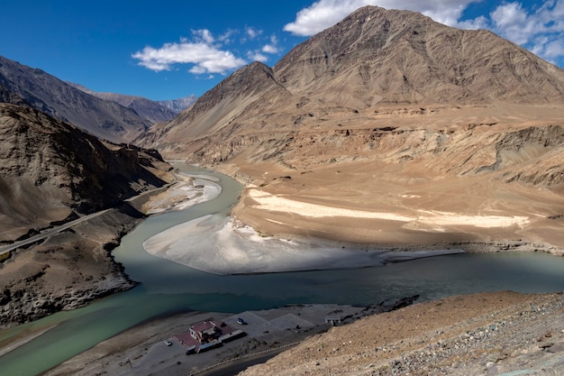 Confluência dos rios zanskar e indus - leh, ladakh, índia