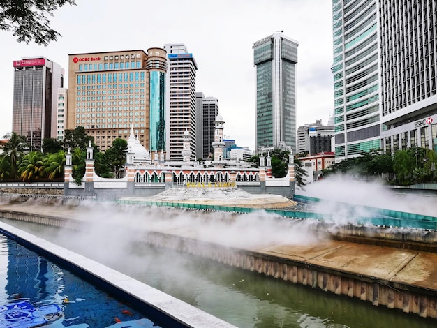 Foto confluencia de los ríos klang y gombak en kuala lumpur en malasia