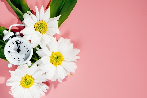Conforto da mulher e proteção higiênica, menstruação, absorventes higiênicos em fundo rosa. Dias críticos
