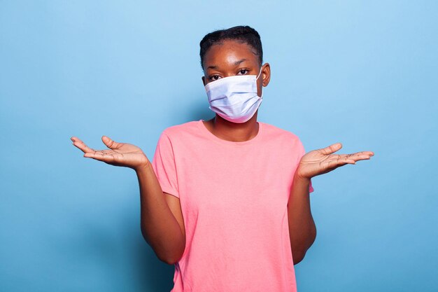 Confunda adolescente afro-americano com máscara protetora contra coronavírus
