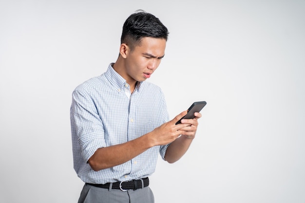 Confunda o jovem empresário enquanto olha para seu smartphone