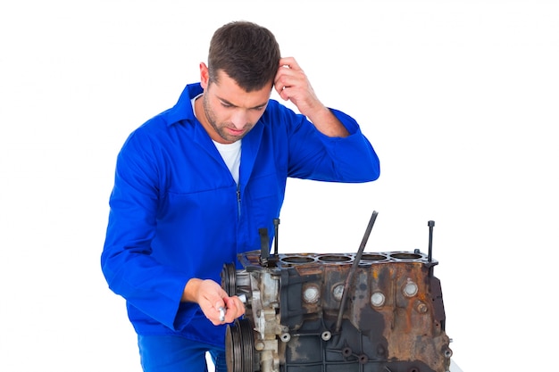 Confundido, mecánico, reparación, motor de automóvil