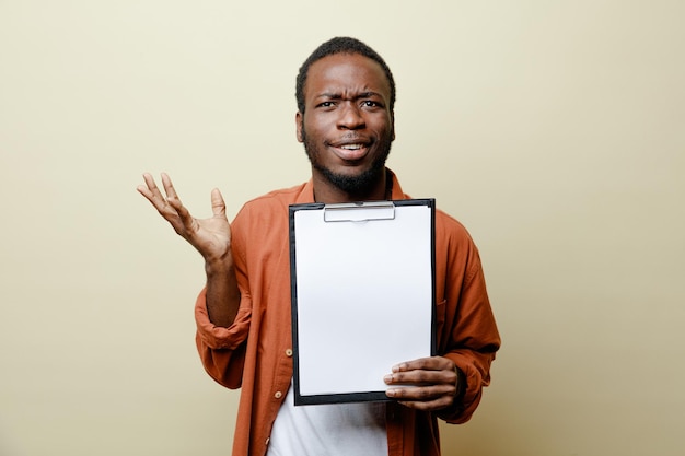 Confuso jovem afro-americano segurando a prancheta isolada no fundo branco