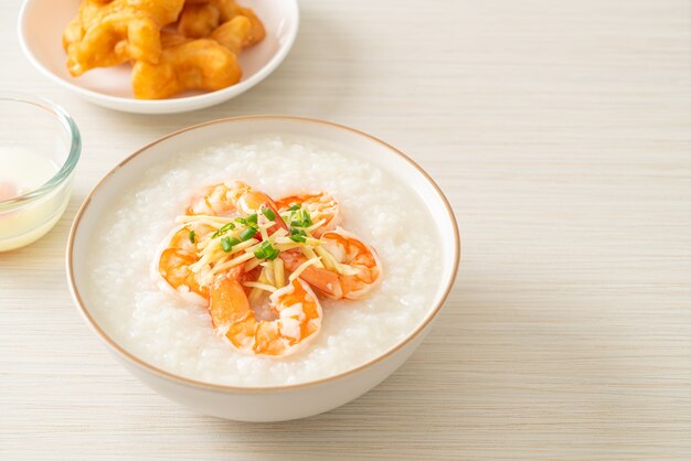 Congee con camarones y jengibre fresco encima