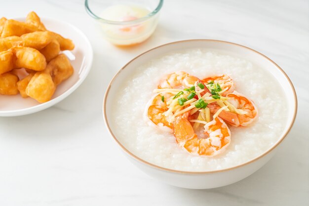 Congee con camarones y jengibre fresco encima