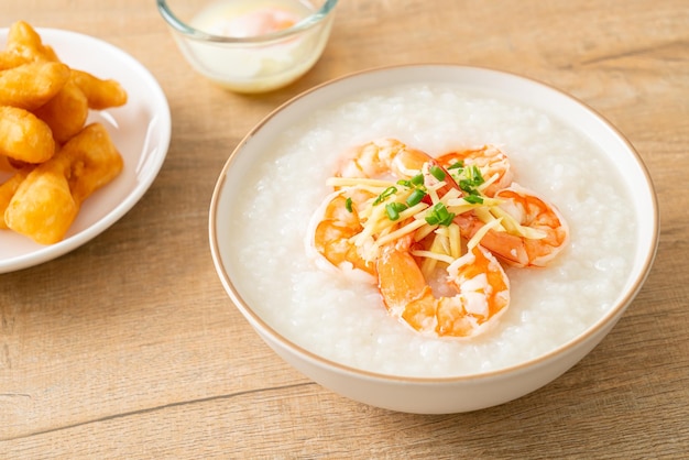 Congee con camarones y jengibre fresco encima