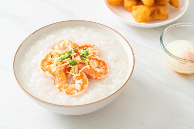 Congee con camarones y jengibre fresco encima