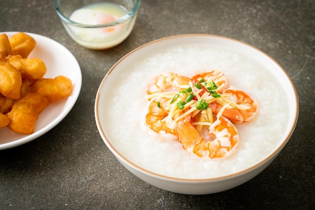 Congee con camarones y jengibre fresco encima