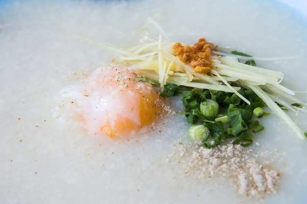 Congee con carne de cerdo y huevo hervido