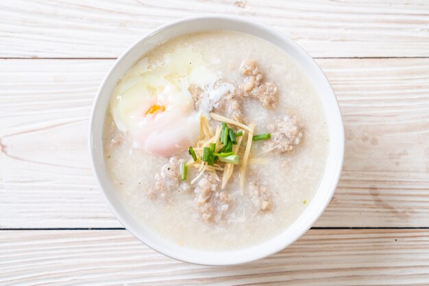 congee con carne de cerdo picada en un tazón