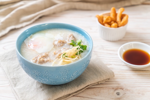 Congee con carne de cerdo picada en un tazón