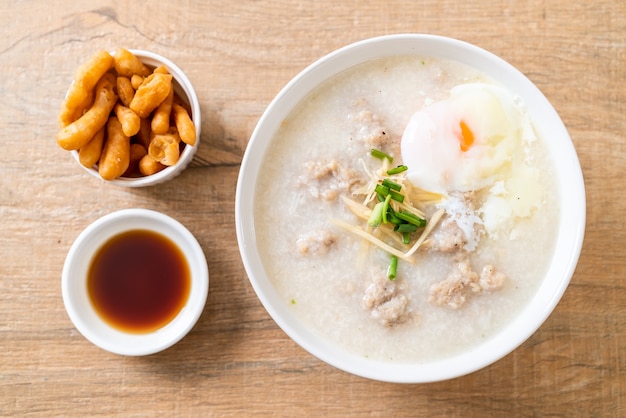 Congee con carne de cerdo picada en un tazón