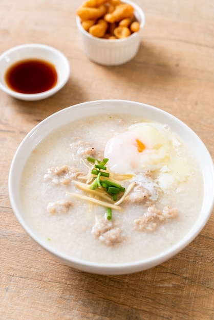 Congee con carne de cerdo picada en un tazón