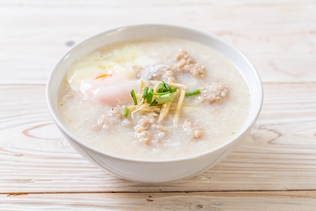 congee con carne de cerdo picada en un tazón