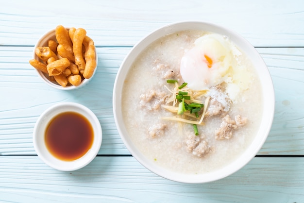 congee con carne de cerdo picada en un tazón