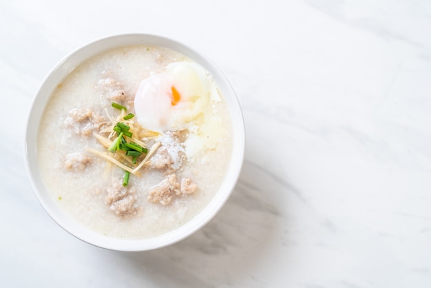 congee con carne de cerdo picada en un tazón