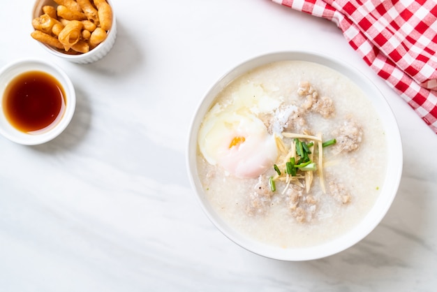 congee con carne de cerdo picada en un tazón