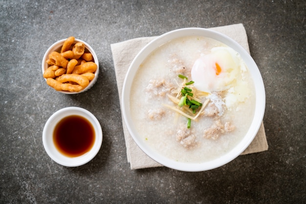 congee con carne de cerdo picada en un tazón