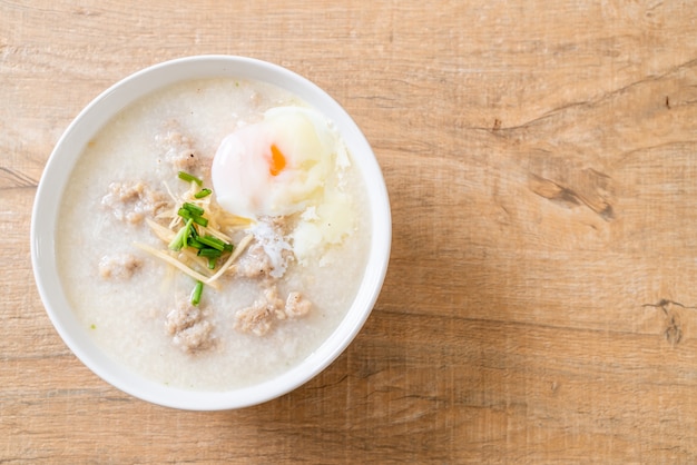 congee con carne de cerdo picada en un tazón