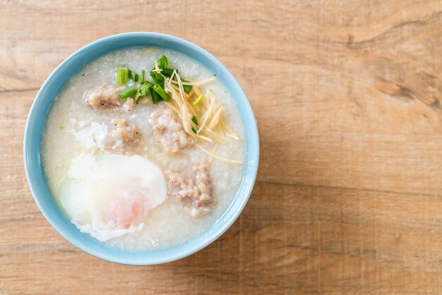 congee con carne de cerdo picada en un tazón