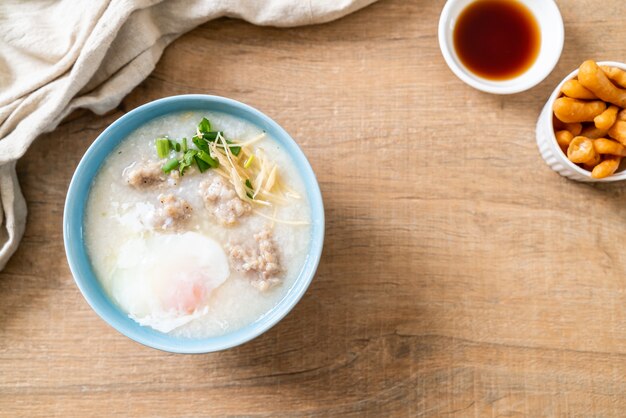 congee con carne de cerdo picada en un tazón