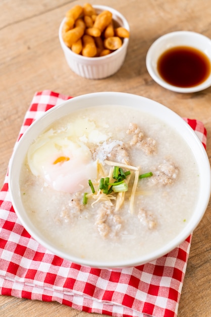 Congee con carne de cerdo picada en un tazón