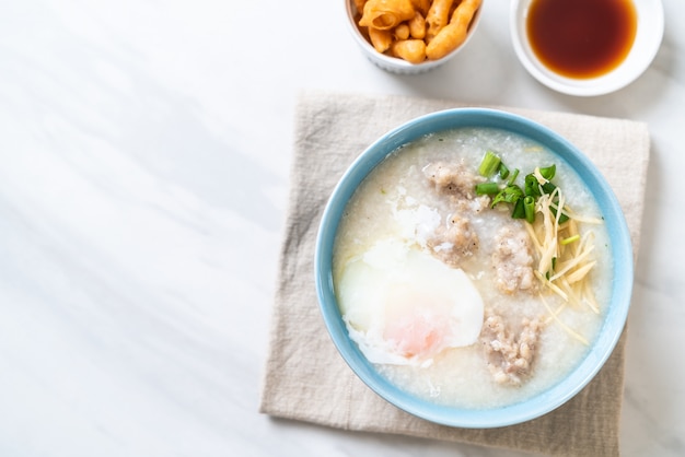 congee con carne de cerdo picada en un tazón