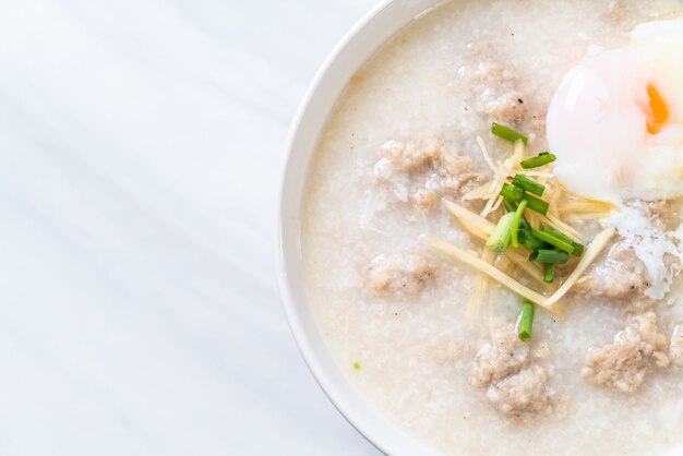 congee con carne de cerdo picada en un tazón