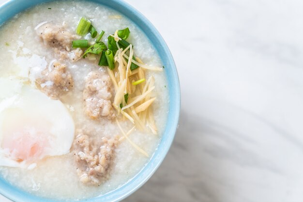 congee con carne de cerdo picada en un tazón