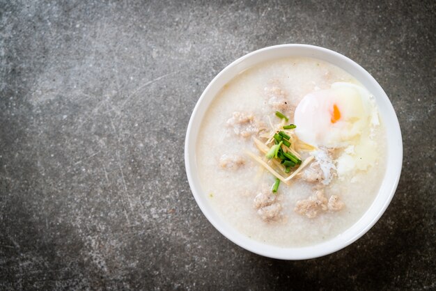 congee con carne de cerdo picada en un tazón