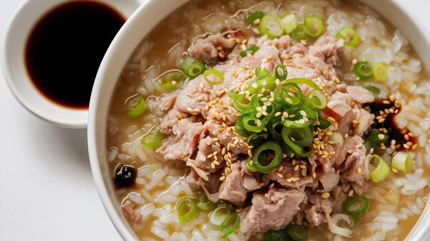 Foto congee con carne de cerdo picada en un tazón