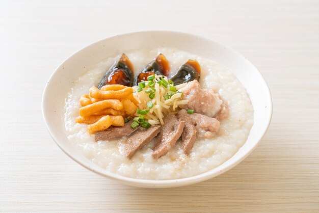 Congee de cerdo o gachas de avena con tazón de cerdo